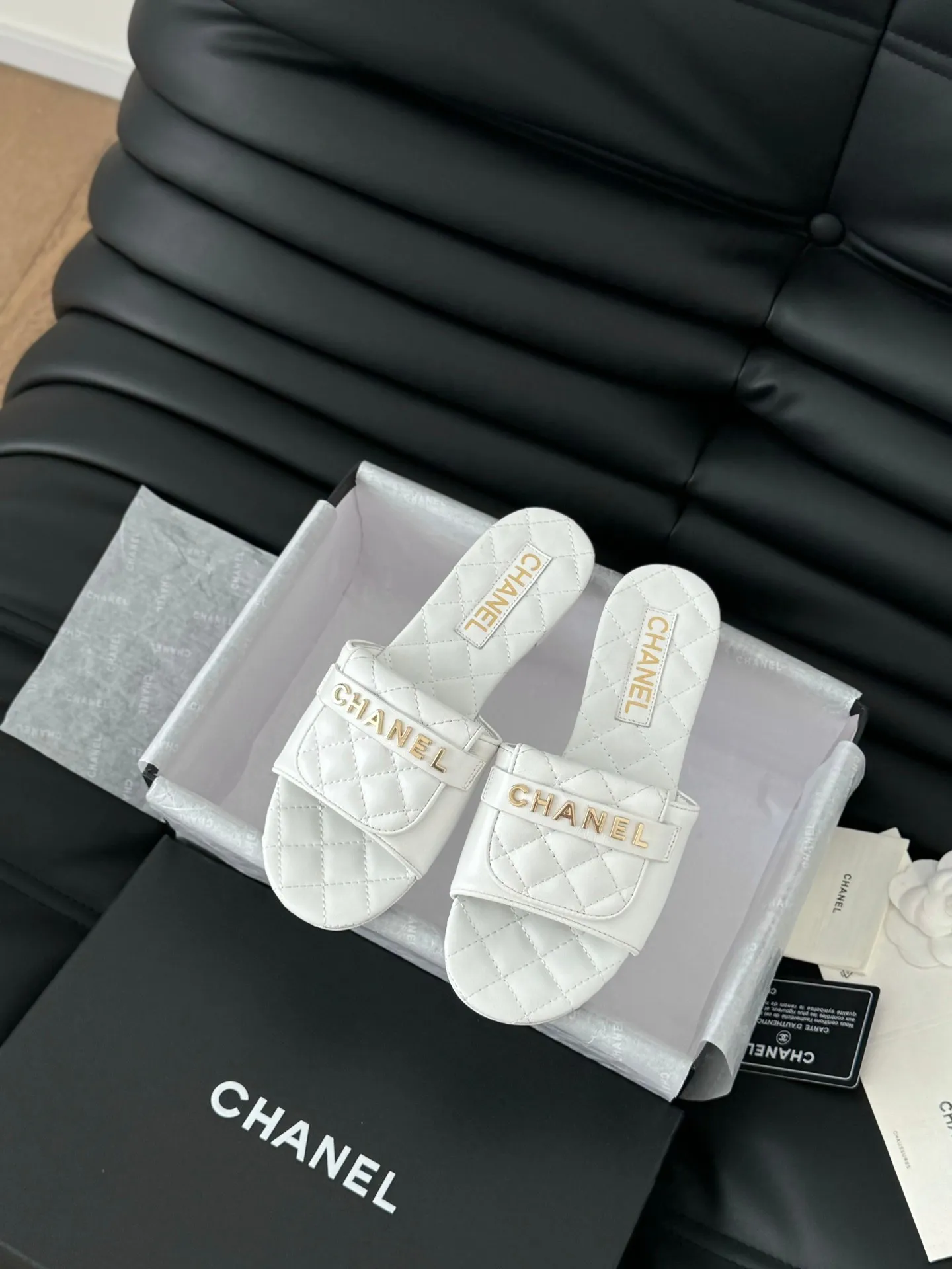 👟👟Ex-factory price 420◾️Chanel 25C new schoolbag buckle slippers. The return of the classic schoolbag buckle design. Special Vintage. Full of retro flavor. Loafers have also grown to the aesthetic level. Cowhide upper, sheepskin lining, original outsole. Size: 35-39. Other sizes are customized.